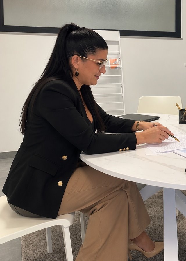 Rosa Umina, courtière en crédit, étudie un dossier de regroupement de crédits à son bureau de Seraing